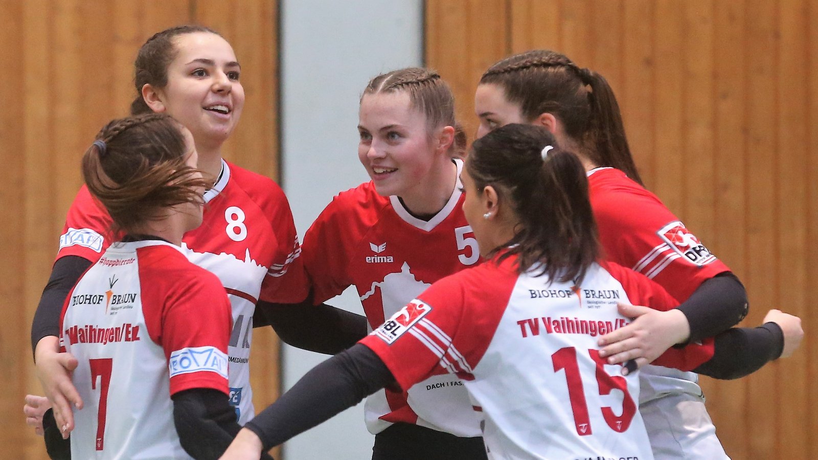 Die Vaihingerinnen bejubeln die süddeutsche Meisterschaft (von links): Eva Winkler, Leoni Modenese, Ricarda Stübbe, Nadia-Sheyma El Youssef und Lisa Knodel. Foto: Küppers