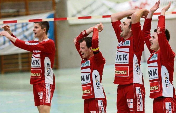Kolja Meyer, Marco Lochmahr, Marc Krüger und Tobias Rommel (von links) bejubeln mit den Vaihinger Fans die Qualifikation zur DM-Endrunde in Hamm in Westfalen.  Foto: Archiv/Küppers