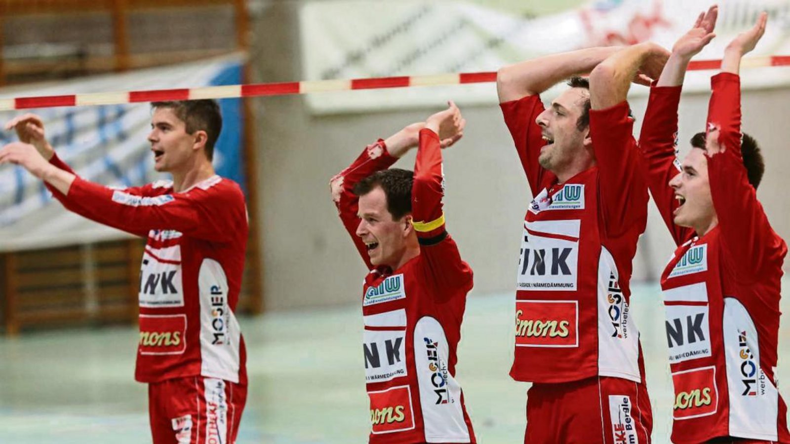Kolja Meyer, Marco Lochmahr, Marc Krüger und Tobias Rommel (von links) bejubeln mit den Vaihinger Fans die Qualifikation zur DM-Endrunde in Hamm in Westfalen. Foto: Archiv/Küppers Kolja Meyer, Marco Lochmahr, Marc Krüger und Tobias Rommel (von links) bejubeln mit den Vaihinger Fans die Qualifikation zur DM-Endrunde in Hamm in Westfalen. Foto: Archiv/Küppers