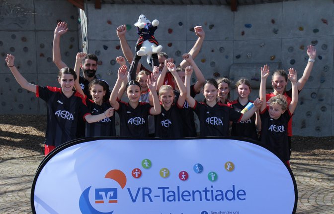 Strahlende Gesichter bei den erfolgreichen Fußballerinnen des SV Horrheim und deren Maskottchen Leonie HoRRst. <span class='image-autor'>Fotos: Dittrich</span>