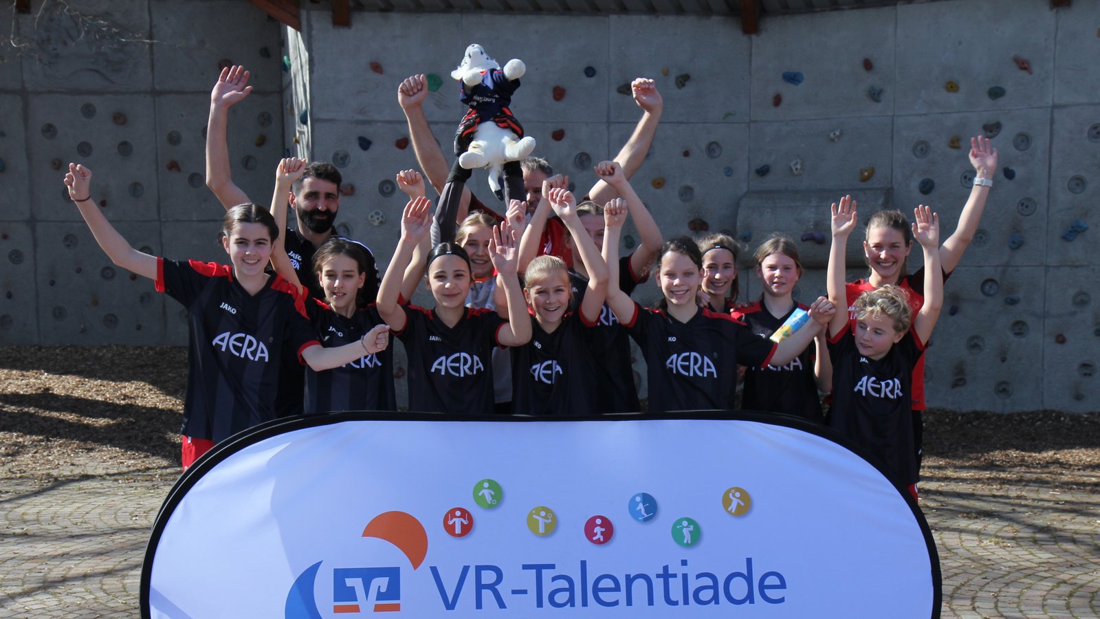 Strahlende Gesichter bei den erfolgreichen Fußballerinnen des SV Horrheim und deren Maskottchen Leonie HoRRst. Fotos: Dittrich Strahlende Gesichter bei den erfolgreichen Fußballerinnen des SV Horrheim und deren Maskottchen Leonie HoRRst. Fotos: Dittrich