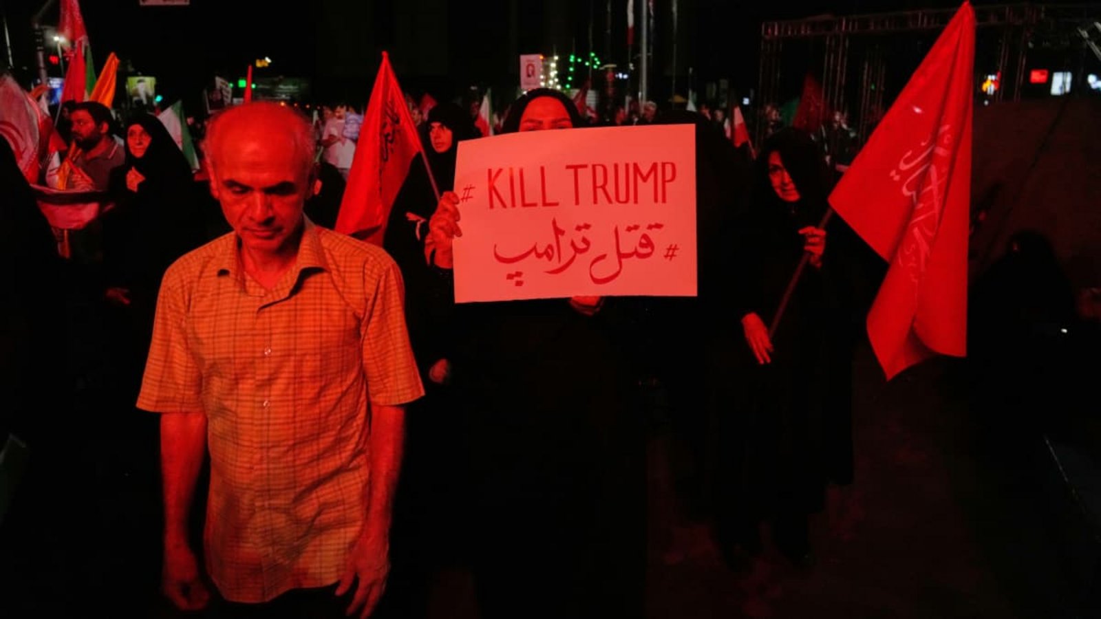 „Kill Trump“: Eine regierungsfreundliche Demonstrantin hält am 11. Juli 2026 bei einer Gedenkveranstaltung für den verstorbenen obersten Führer des Iran, Ali Chamenei, auf einem Platz in Teheran ein Anti-Trump-Plakat hoch.Vahid Salemi/AP/dpa