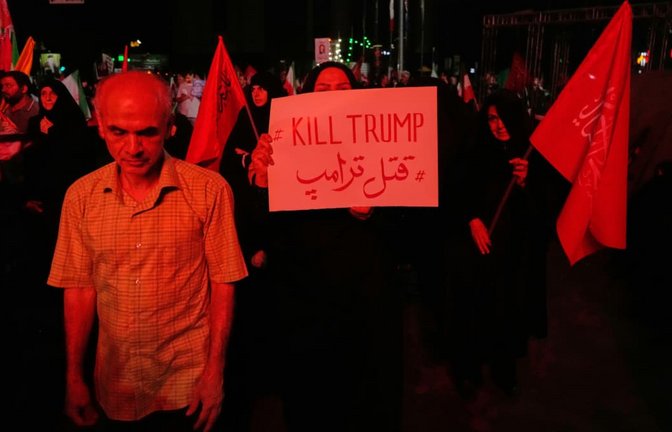 „Kill Trump“: Eine regierungsfreundliche Demonstrantin hält am 11. Juli 2026 bei einer Gedenkveranstaltung für den verstorbenen obersten Führer des Iran, Ali Chamenei, auf einem Platz in Teheran ein Anti-Trump-Plakat hoch.<span class='image-autor'>Vahid Salemi/AP/dpa</span>