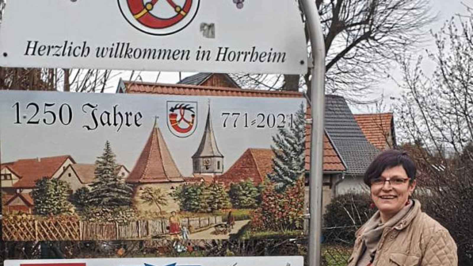 Orvtvorsteherin Anita Götz freut sich über gut verschraubte Hinweisschilder aufs Horrheimer Ortsjubiläum. Foto: p Orvtvorsteherin Anita Götz freut sich über gut verschraubte Hinweisschilder aufs Horrheimer Ortsjubiläum. Foto: p