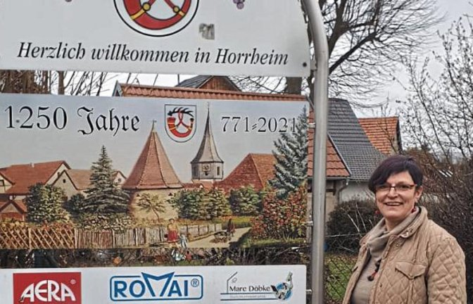 Orvtvorsteherin Anita Götz freut sich über gut verschraubte Hinweisschilder aufs Horrheimer Ortsjubiläum.  Foto: p