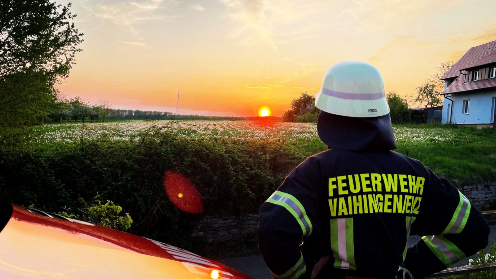 Das Foto von Björn Vetter zeigt es eindrücklich: So schön kann abendlicher Übungsdienst bei der Feuerwehr in Ensingen sein.  