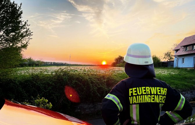Das Foto von Björn Vetter zeigt es eindrücklich: So schön kann abendlicher Übungsdienst bei der Feuerwehr in Ensingen sein.  
