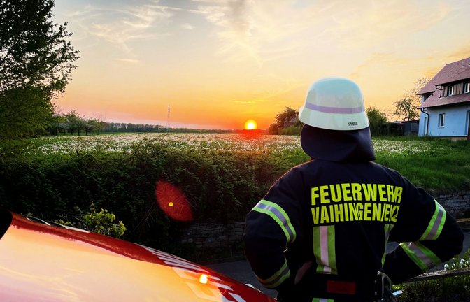 Das Foto von Björn Vetter zeigt es eindrücklich: So schön kann abendlicher Übungsdienst bei der Feuerwehr in Ensingen sein.  