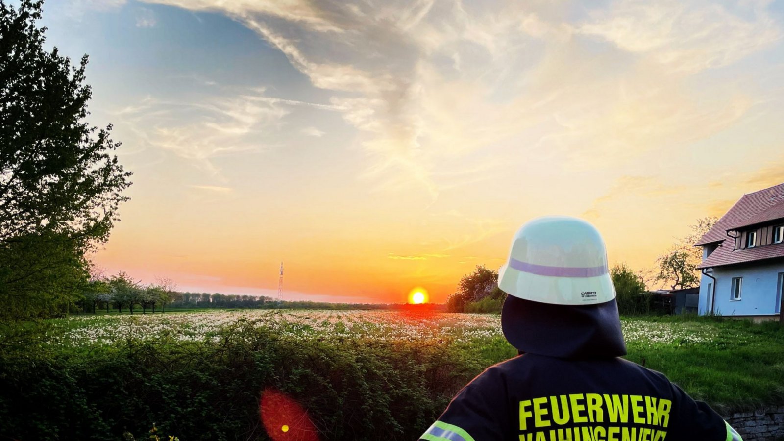 Das Foto von Björn Vetter zeigt es eindrücklich: So schön kann abendlicher Übungsdienst bei der Feuerwehr in Ensingen sein.  