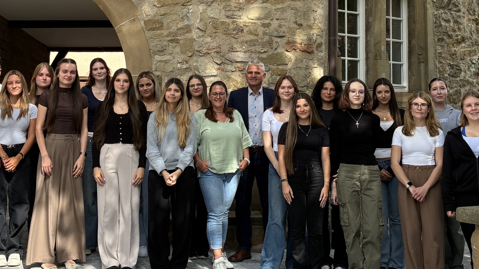 Start in einen neuen Abschnitt: Knapp 30 junge Frauen und Männer haben ihre Ausbildung bei der Stadtverwaltung Sachsenheim begonnen. Foto: p Start in einen neuen Abschnitt: Knapp 30 junge Frauen und Männer haben ihre Ausbildung bei der Stadtverwaltung Sachsenheim begonnen. Foto: p
