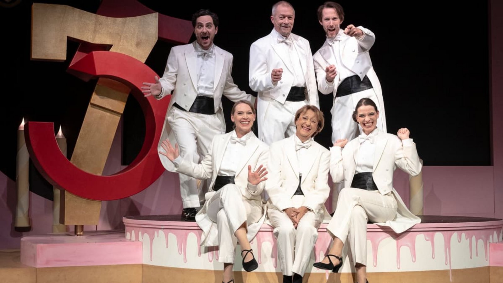 Das Ensemble der Produktion "Der 75. Geburtstag" in der Komödie im MarquardtSchauspielbühnen/Tobias Metz