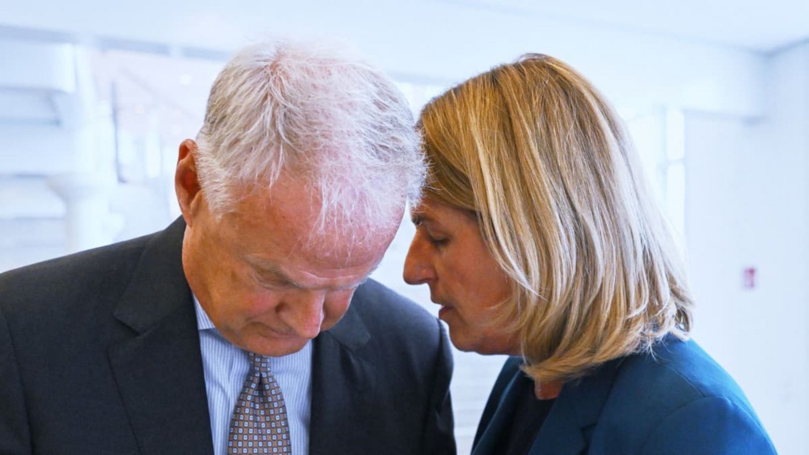 Verhandlungsführer im vertraulichen Austausch: Der Südwestmetall-Vorsitzende Peter Sebastian Krause und IG-Metall-Bezirksleiterin Barbara Resch.Marijan Murat/dpa Verhandlungsführer im vertraulichen Austausch: Der Südwestmetall-Vorsitzende Peter Sebastian Krause und IG-Metall-Bezirksleiterin Barbara Resch.Marijan Murat/dpa