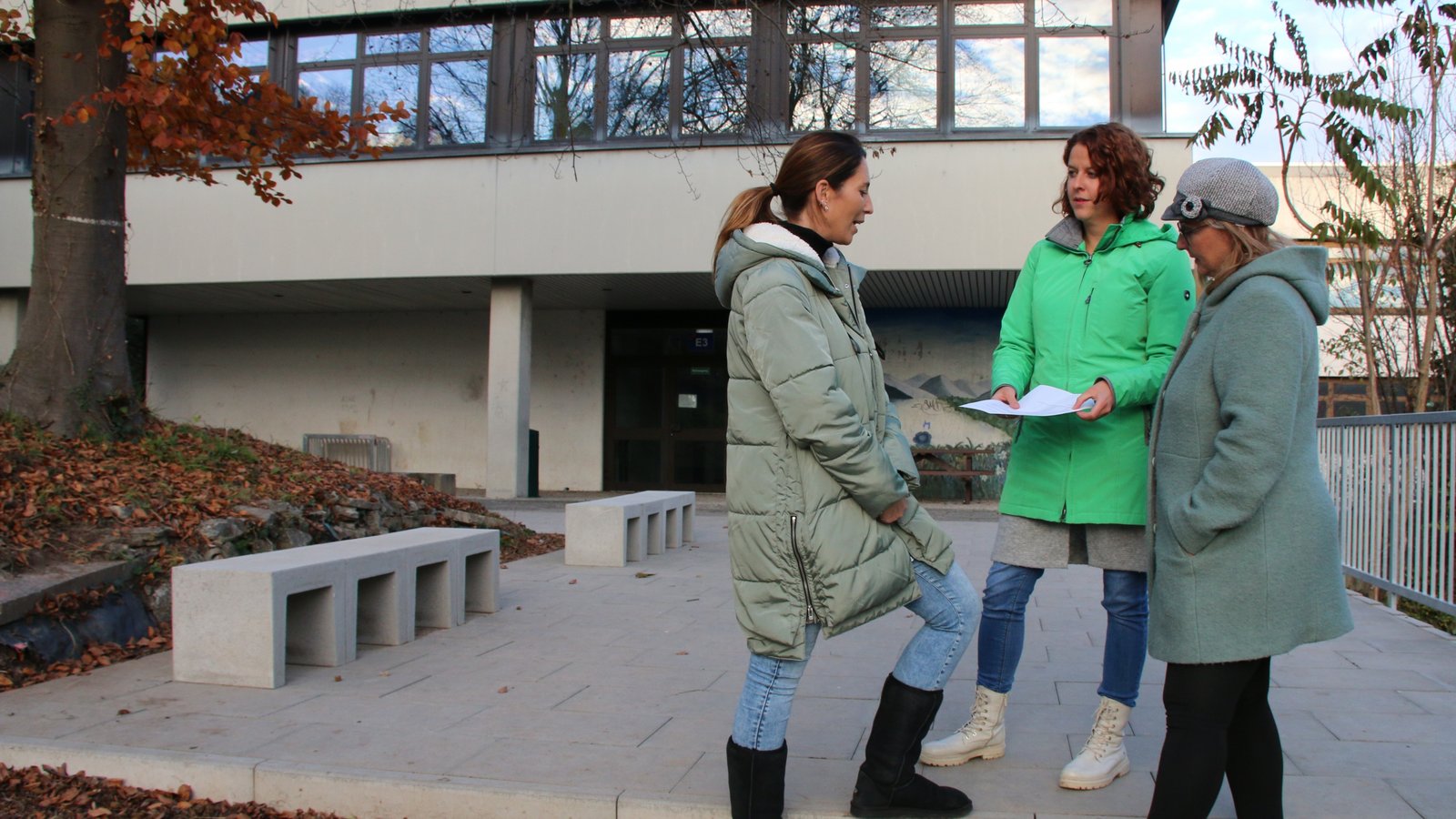 Elternbeirätin Simone Graf (von links), Schlossbergschule-Konrektorin Ivonne Mußgnug und Nadine Münch, Mutter eines Erstklässlers, auf dem kleinen und noch recht kargen Pausenhof. Der soll mit vereinten Kräfte kindgerechter gestaltet werden. Foto: Rieger Elternbeirätin Simone Graf (von links), Schlossbergschule-Konrektorin Ivonne Mußgnug und Nadine Münch, Mutter eines Erstklässlers, auf dem kleinen und noch recht kargen Pausenhof. Der soll mit vereinten Kräfte kindgerechter gestaltet werden. Foto: Rieger