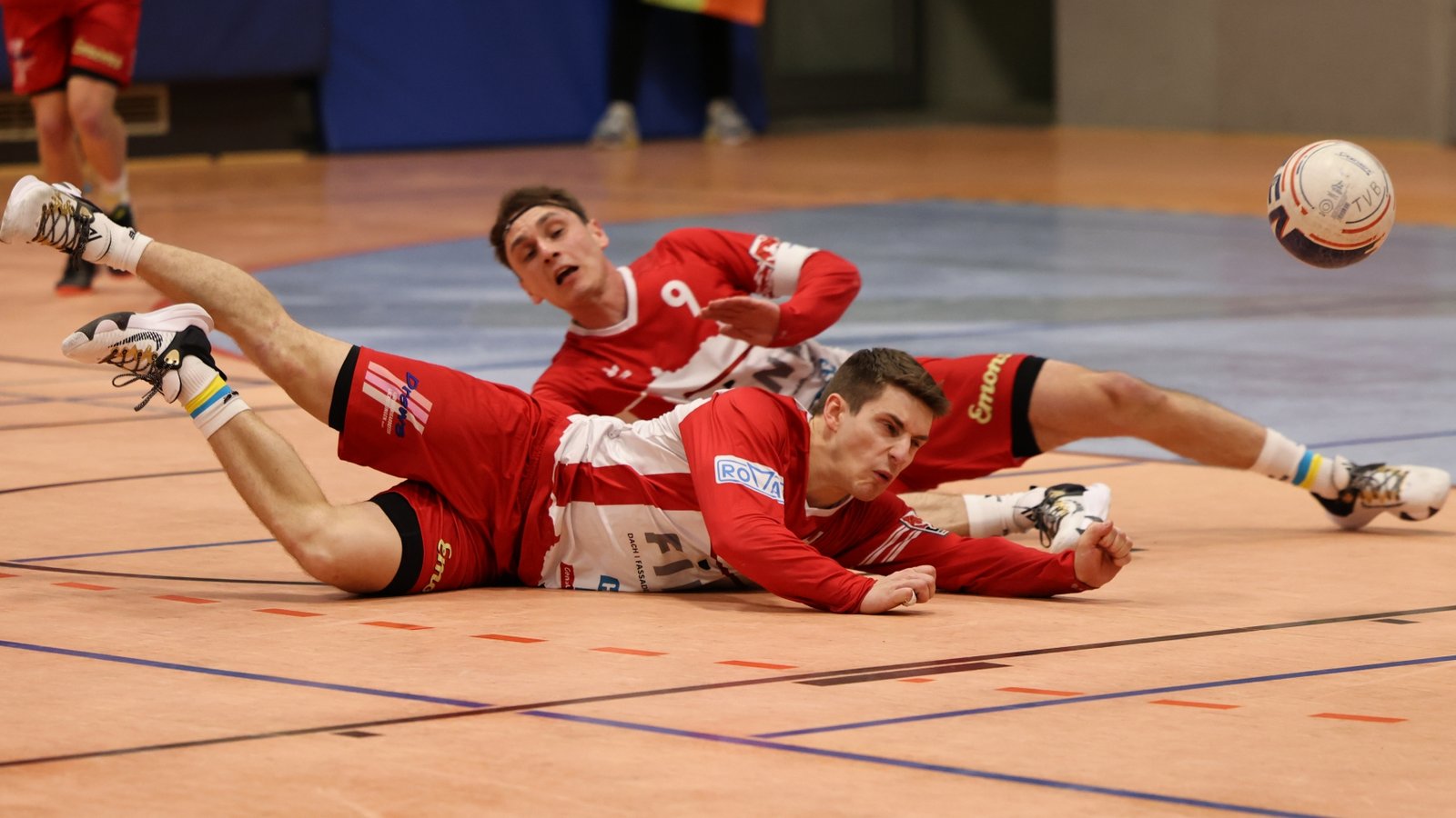 Jakob Kilpper (vorne) und Jaro Jungclaussen holen mit dem TV Vaihingen im ersten Saisonspiel der 1. Faustball-Bundesliga Süd den ersten Sieg. Foto: Archiv/Deutsche Faustballiga/Den Dulk