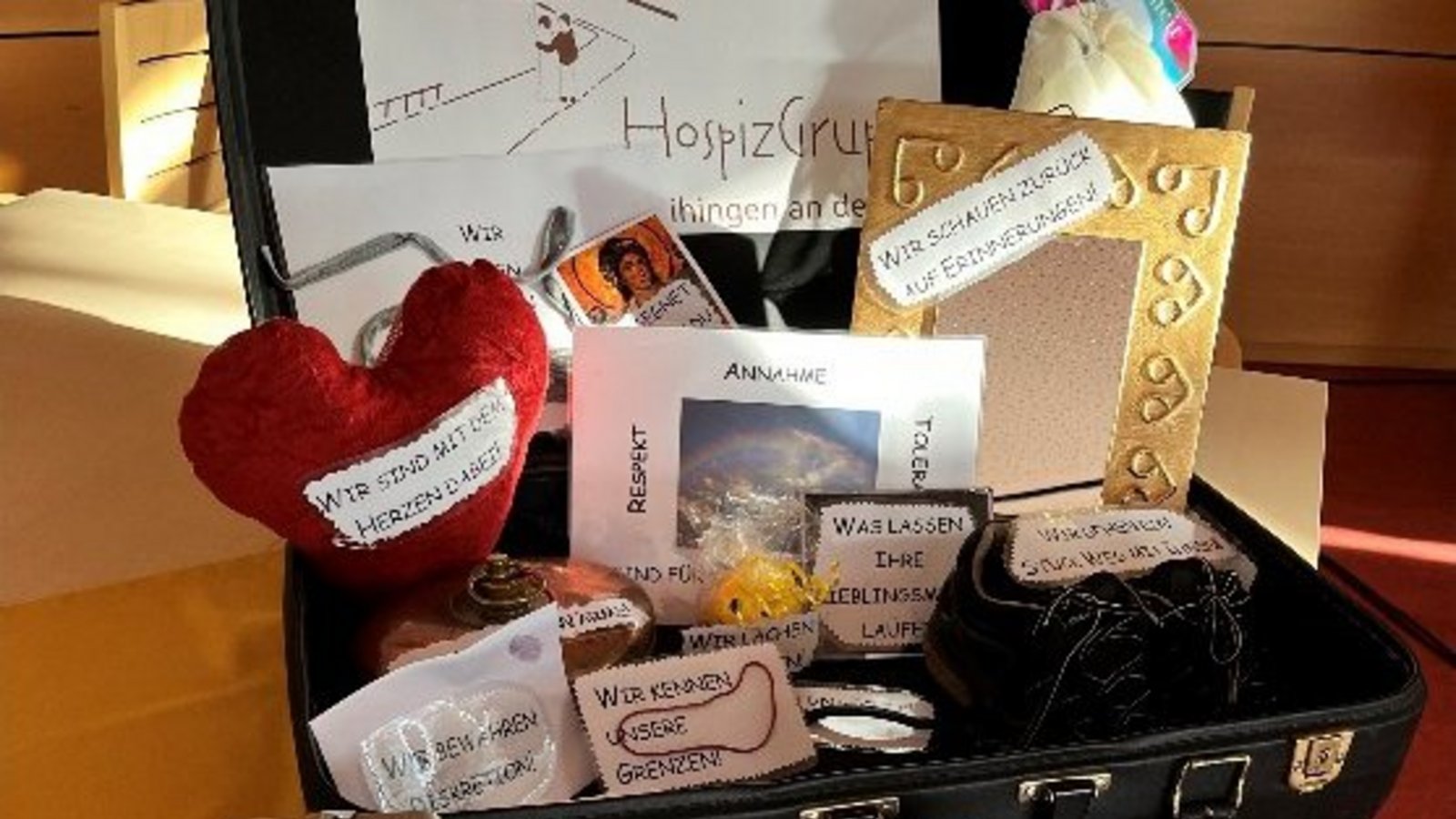 Die Hospizgruppe stellt Interessierten ihren „Hospiz-Koffer“ vor. Foto: p Die Hospizgruppe stellt Interessierten ihren „Hospiz-Koffer“ vor. Foto: p