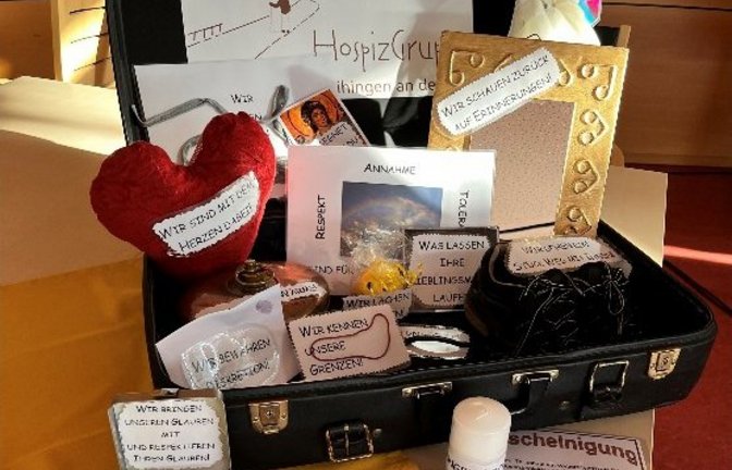 Die Hospizgruppe stellt Interessierten ihren „Hospiz-Koffer“ vor.  <span class='image-autor'>Foto: p</span>