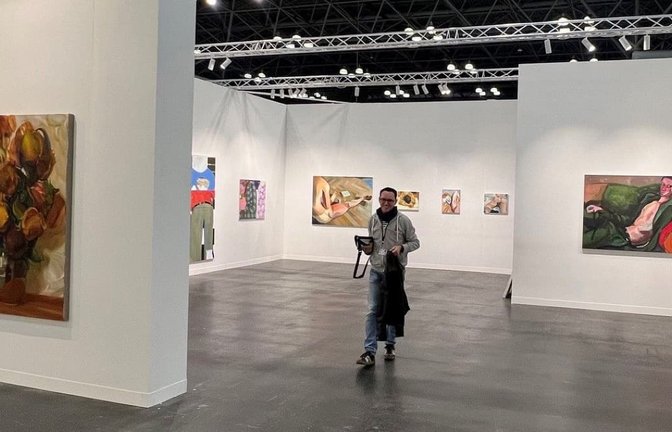 Der Stuttgarter Galerist Thomas Fuchs beim Aufbau des Standes der Galerie Thomas Fuchs für die Armory Show in New York - mit Werken von Rainer Fetting, Logan T. Sibrel, Carlo Krone und Yongchul Kim (von rechts nach links)<span class='image-autor'>Galerie Thomas Fuchs</span>