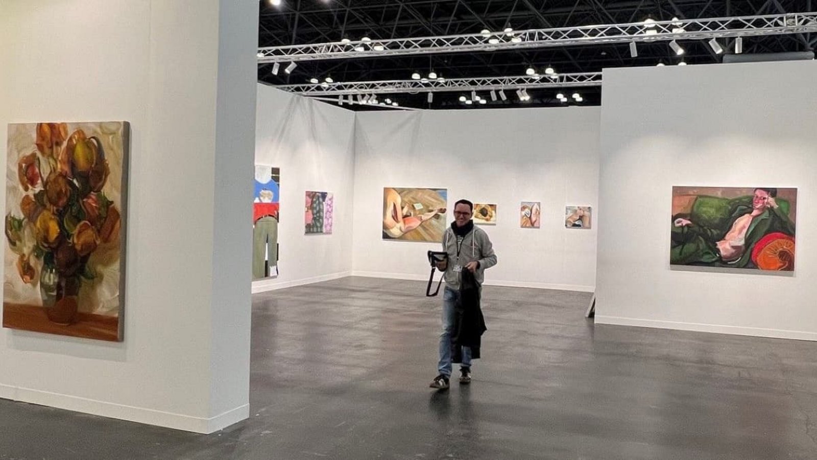 Der Stuttgarter Galerist Thomas Fuchs beim Aufbau des Standes der Galerie Thomas Fuchs für die Armory Show in New York - mit Werken von Rainer Fetting, Logan T. Sibrel, Carlo Krone und Yongchul Kim (von rechts nach links)Galerie Thomas Fuchs