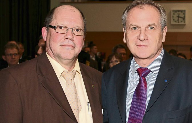 GdP-Landesvorsitzender Rüdiger Seidenspinner (links) und Innenminister Reinhold Gall in Eberdingen. Foto: Bögel