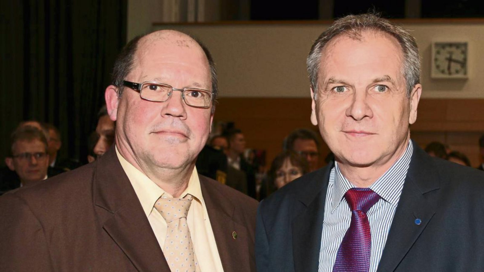 GdP-Landesvorsitzender Rüdiger Seidenspinner (links) und Innenminister Reinhold Gall in Eberdingen. Foto: Bögel GdP-Landesvorsitzender Rüdiger Seidenspinner (links) und Innenminister Reinhold Gall in Eberdingen. Foto: Bögel