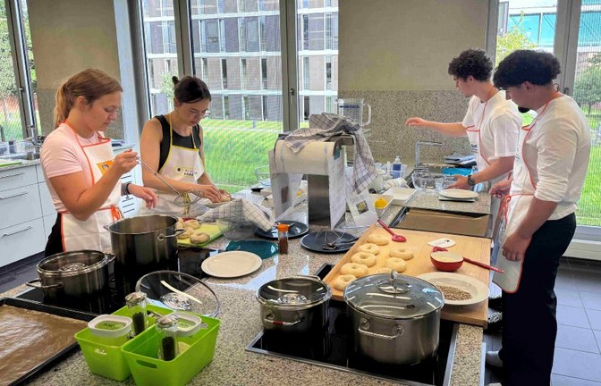 Azubis und Studenten bekommen bei der Einführungswoche des Landratsamts Ludwigsburg einiges geboten - etwa einen Kochkurs. Foto: LL