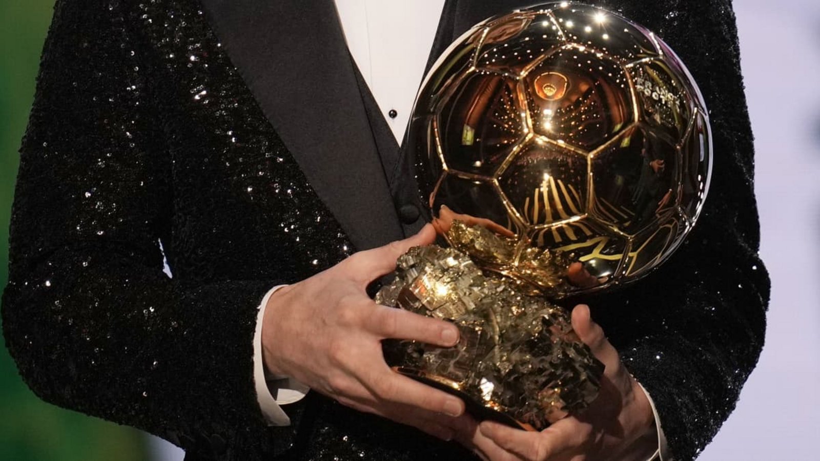 Lionel Messi mit der Ballon d'Or-Trophäe im Jahr 2021.picture alliance/dpa/AP Lionel Messi mit der Ballon d'Or-Trophäe im Jahr 2021.picture alliance/dpa/AP
