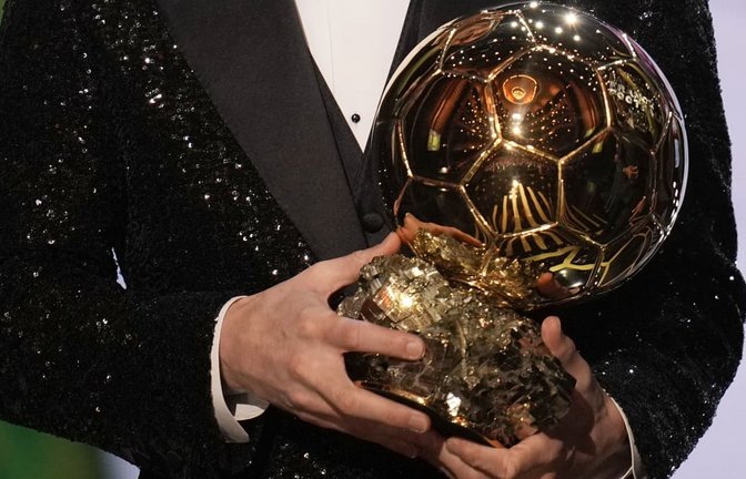 Lionel Messi mit der Ballon d'Or-Trophäe im Jahr 2021.<span class='image-autor'>picture alliance/dpa/AP</span>