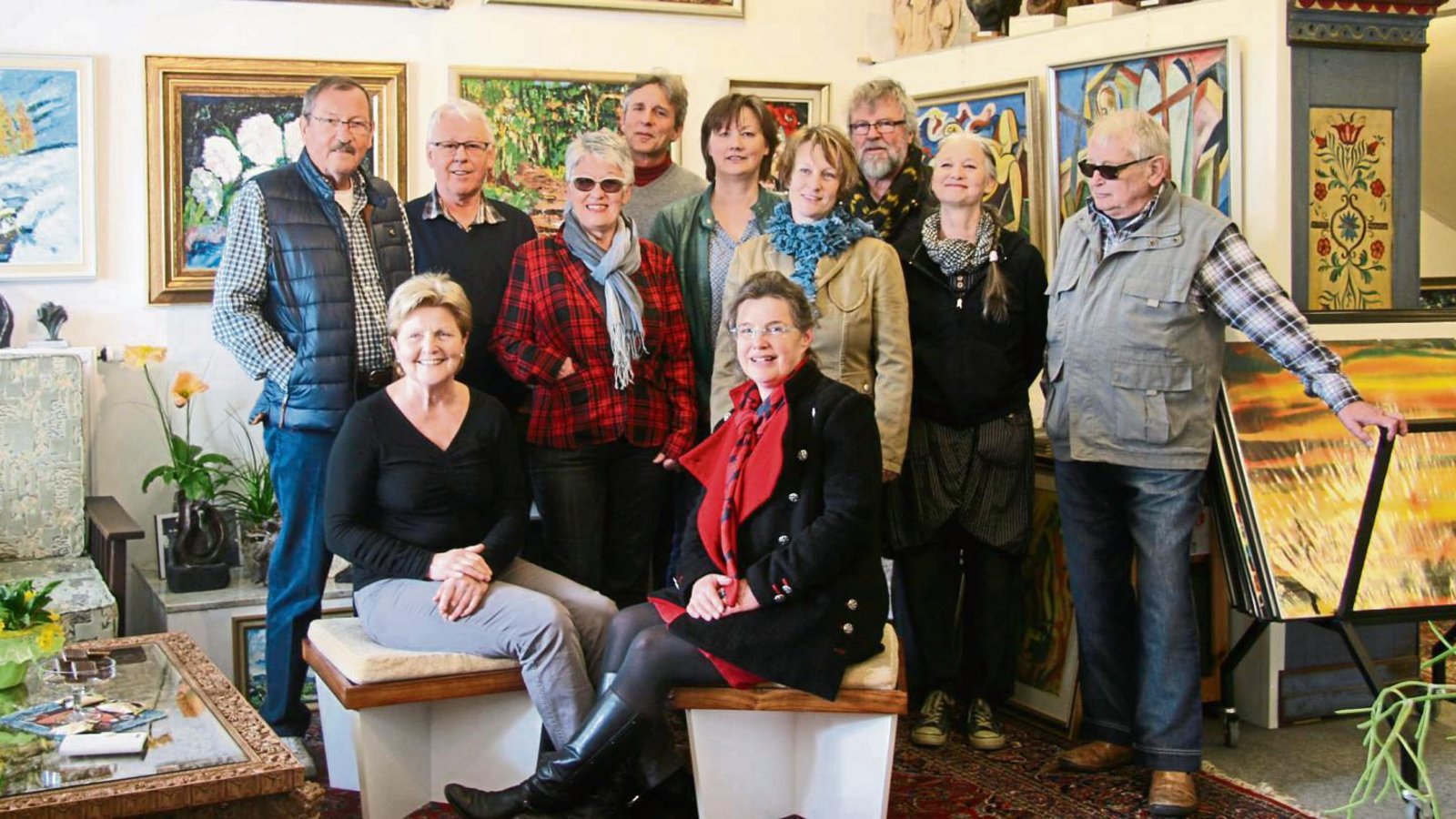 Die bunt zusammengewürfelte Truppe aus Künstlern und Arbeitskreis-Mitglied Elfriede Sturm (links sitzend) freuen sich auf die Open-Art-Tage. Foto: Thomaser Die bunt zusammengewürfelte Truppe aus Künstlern und Arbeitskreis-Mitglied Elfriede Sturm (links sitzend) freuen sich auf die Open-Art-Tage. Foto: Thomaser