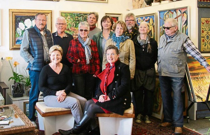 Die bunt zusammengewürfelte Truppe aus Künstlern und Arbeitskreis-Mitglied Elfriede Sturm (links sitzend) freuen sich auf die Open-Art-Tage.  Foto: Thomaser