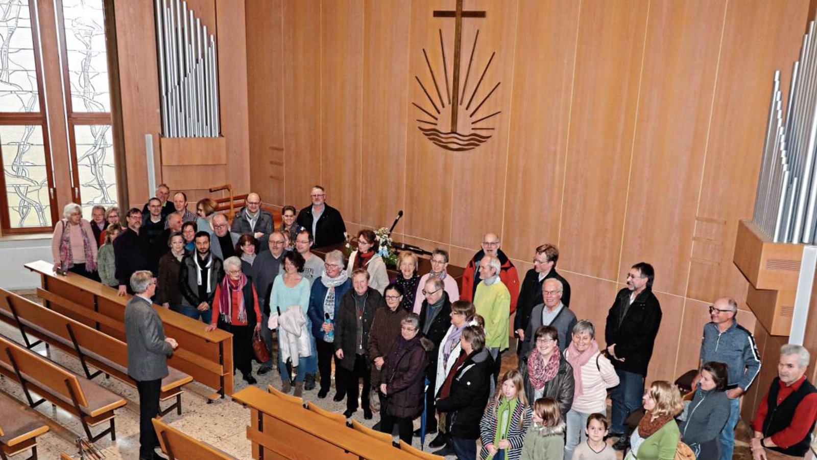 Viele Besucher waren zum ersten Mal in der neuapostolischen Kirche und nutzten die Gelegenheit, Gemeindevorsteher Dieter Kraiß Fragen zu stellen. Viele Besucher waren zum ersten Mal in der neuapostolischen Kirche und nutzten die Gelegenheit, Gemeindevorsteher Dieter Kraiß Fragen zu stellen.