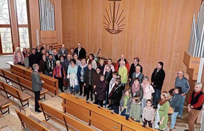Viele Besucher waren zum ersten Mal in der neuapostolischen Kirche und nutzten die Gelegenheit, Gemeindevorsteher Dieter Kraiß Fragen zu stellen.