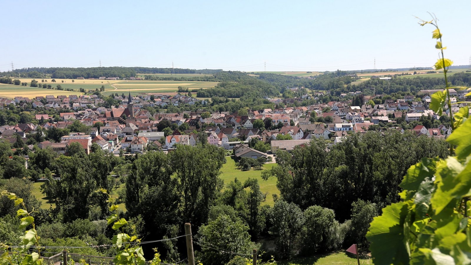 Ein markanter Aussichtspunkt am Enzweihinger Kornberg heißt schon jetzt „Schöne Aussicht“. Aus diesem Bereich bietet sich freier Blick auf den Stadtteil samt den Enzauen davor. Foto: Küppers Ein markanter Aussichtspunkt am Enzweihinger Kornberg heißt schon jetzt „Schöne Aussicht“. Aus diesem Bereich bietet sich freier Blick auf den Stadtteil samt den Enzauen davor. Foto: Küppers