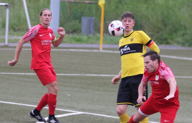 Manuel Gayer (links) vom TSV Nussdorf verteidigt gemeinsam mit Lukas Wizemann (rechts). Der Leonberger Lukas Schramm kann nur zuschauen. <span class='image-autor'>Foto: Dittrich</span>