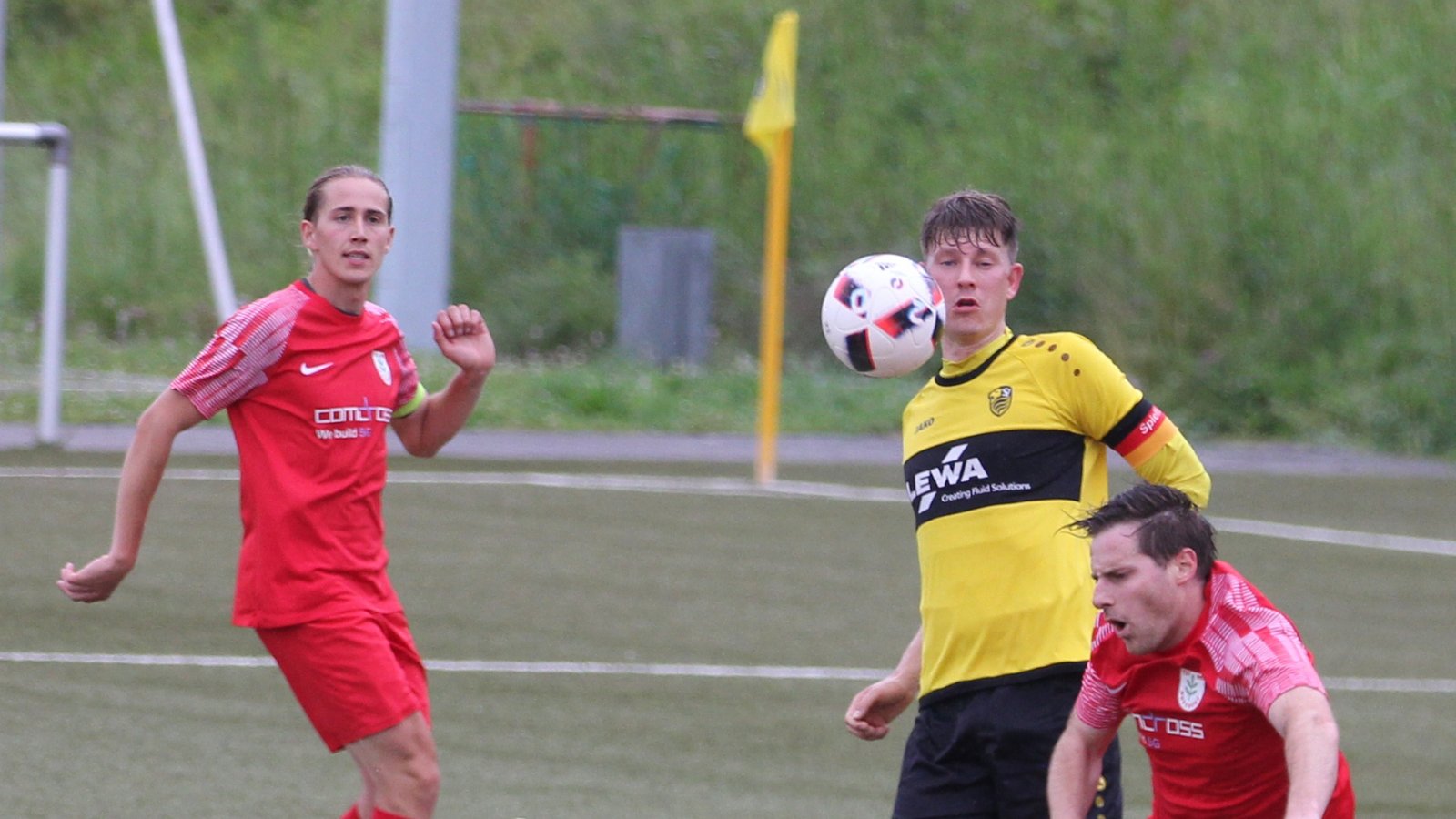 Manuel Gayer (links) vom TSV Nussdorf verteidigt gemeinsam mit Lukas Wizemann (rechts). Der Leonberger Lukas Schramm kann nur zuschauen. Foto: Dittrich