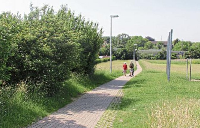 Das Areal (hier links) vom Brandwegle in Illingen gehört bereits der Caritas.  Foto: Romanowski