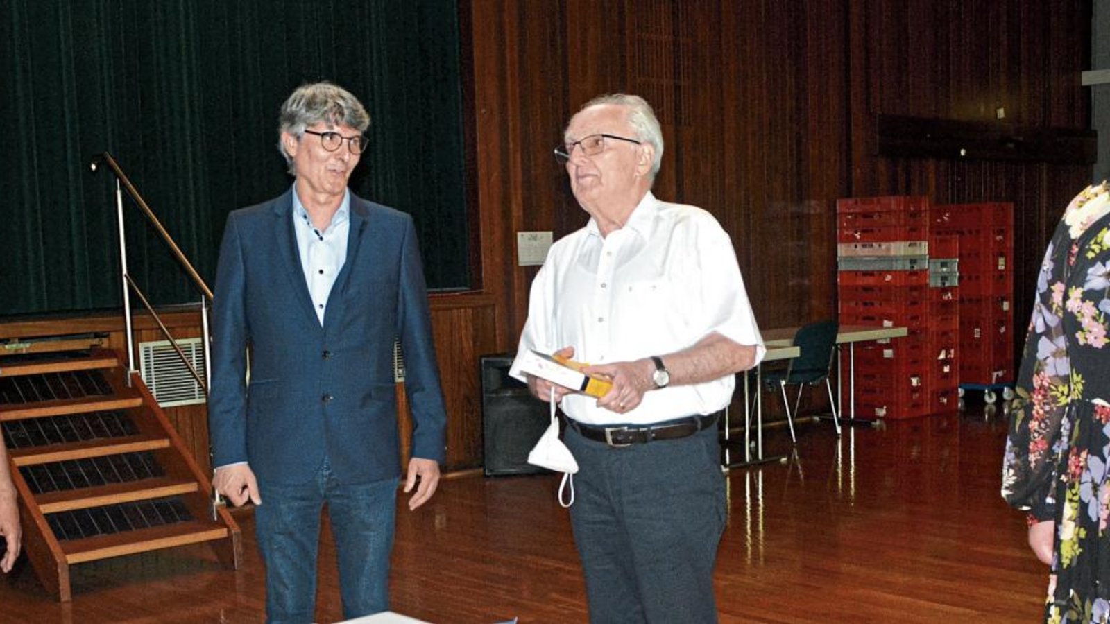 Gemeindewahlausschuss-Vorsitzender Winfried Scheuermann (weißes Hemd) begrüßte die Kandidaten Armin Pioch, Michael Thomsen (links) und Violetta Rehm. Foto: Stahlfeld Gemeindewahlausschuss-Vorsitzender Winfried Scheuermann (weißes Hemd) begrüßte die Kandidaten Armin Pioch, Michael Thomsen (links) und Violetta Rehm. Foto: Stahlfeld