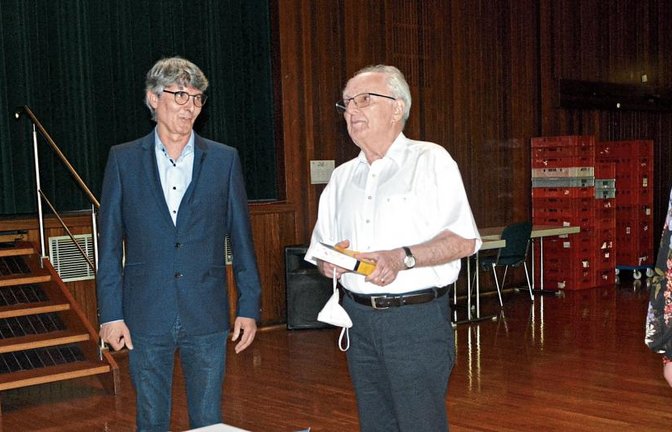 Gemeindewahlausschuss-Vorsitzender Winfried Scheuermann (weißes Hemd) begrüßte die Kandidaten Armin Pioch, Michael Thomsen (links) und Violetta Rehm. Foto: Stahlfeld