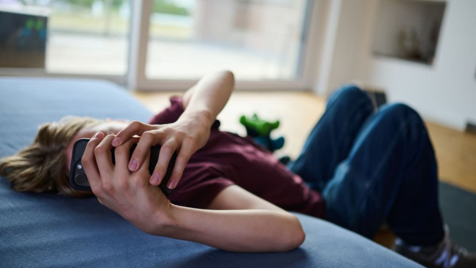 Stundenlang online: Fast alle Jugendlichen in Deutschland nutzen Soziale Medien - teils viele Stunden täglich.Annette Riedl/dpa