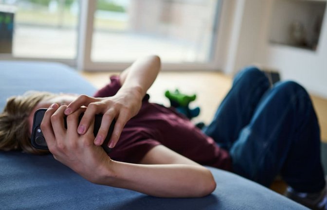 Stundenlang online: Fast alle Jugendlichen in Deutschland nutzen Soziale Medien - teils viele Stunden täglich.<span class='image-autor'>Annette Riedl/dpa</span>