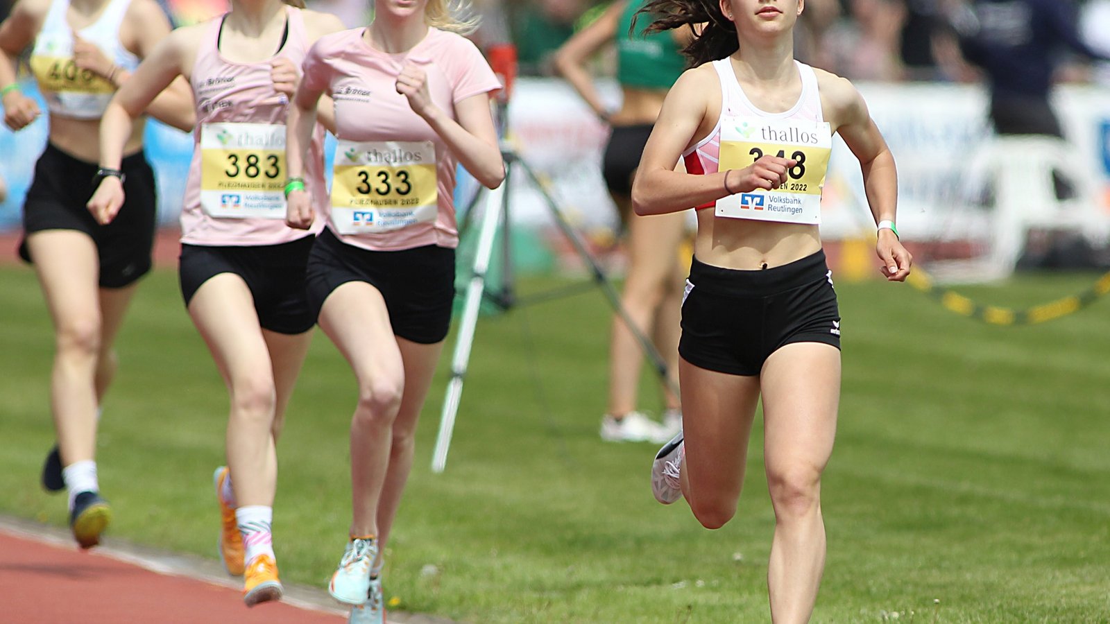 Annika Metzger (rechts) rennt mit der 3x 800-Meter-Staffel zu Silber bei den Landesmeisterschaften der U 20. Foto: Görlitz