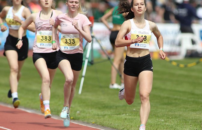 Annika Metzger (rechts) rennt mit der 3x 800-Meter-Staffel zu Silber bei den Landesmeisterschaften der U 20. <span class='image-autor'>Foto: Görlitz</span>