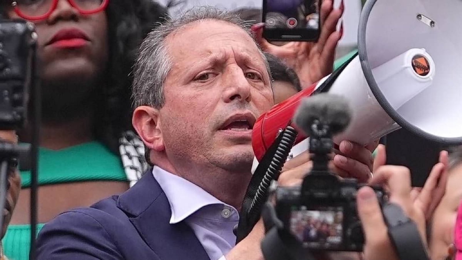 Der US-Demokrat Brad Lander wurde bei einem Einsatz für palästinensische Olivenbauern im Westjordanland festgenommen (Archivfoto).IMAGO/Anadolu Agency Der US-Demokrat Brad Lander wurde bei einem Einsatz für palästinensische Olivenbauern im Westjordanland festgenommen (Archivfoto).IMAGO/Anadolu Agency
