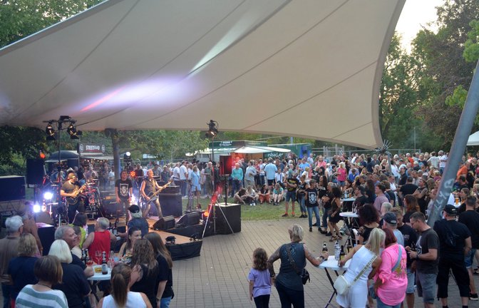 Rock unterm Sonnensegel: In der Illinger Talaue wird am Samstag gefeiert.  <span class='image-autor'>Foto: Stahlfeld</span>