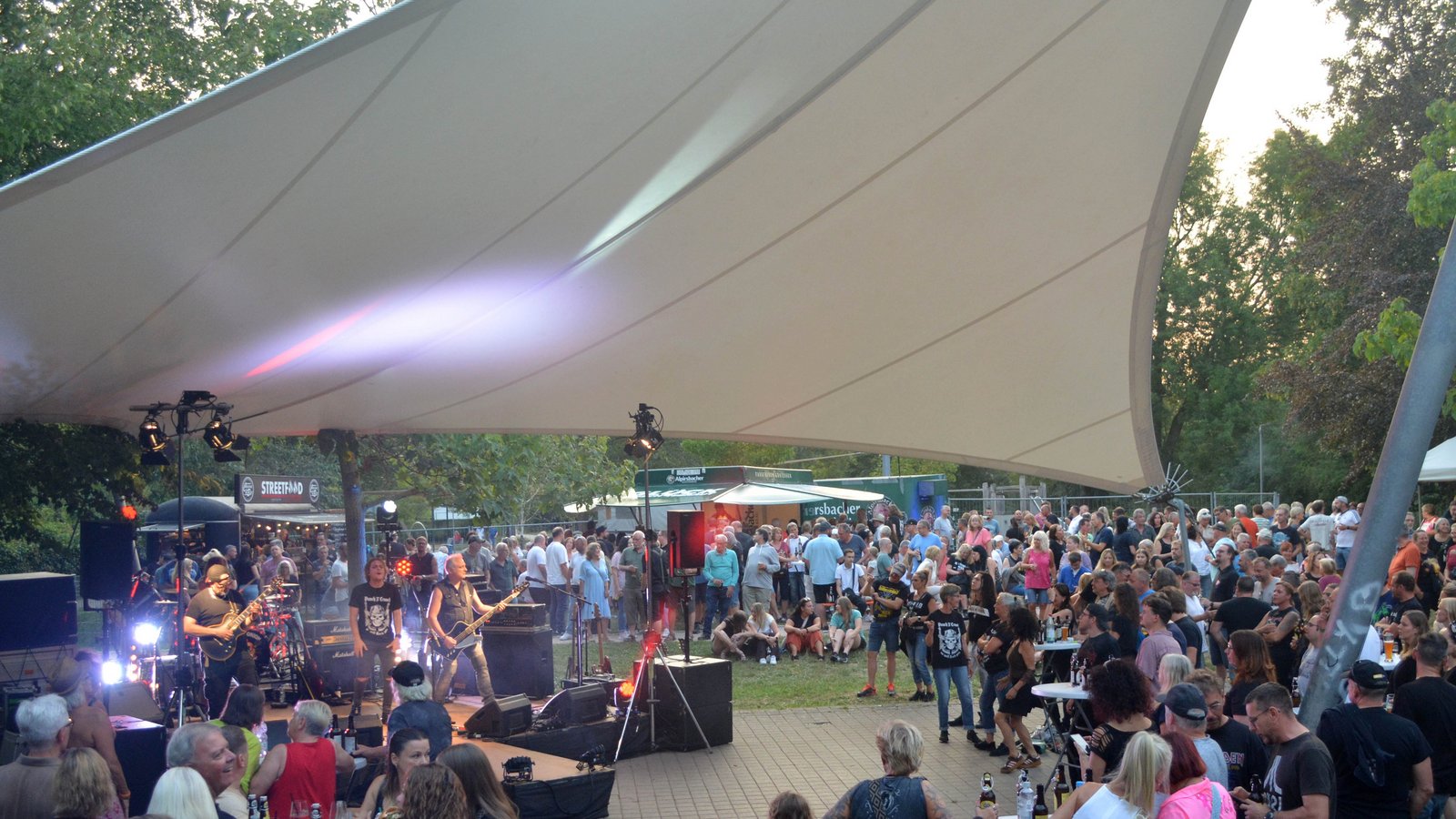 Rock unterm Sonnensegel: In der Illinger Talaue wird am Samstag gefeiert.  Foto: Stahlfeld