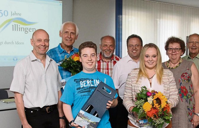 Gemeinsam zum Logo für das 1250-jährige Bestehen der Gemeinde Illingen (von links): Thomas Knodel, Armin Pauli, Simon Riesterer, AK-Vorsitzender Klaus Kluge, AK-Mitglied Reimund Scheytt, Tanja Scheytt, Verwaltungsmitarbeiterin Margrit Gaupp und AK-Mitglied Ralf Davids.  Foto: Elsässer