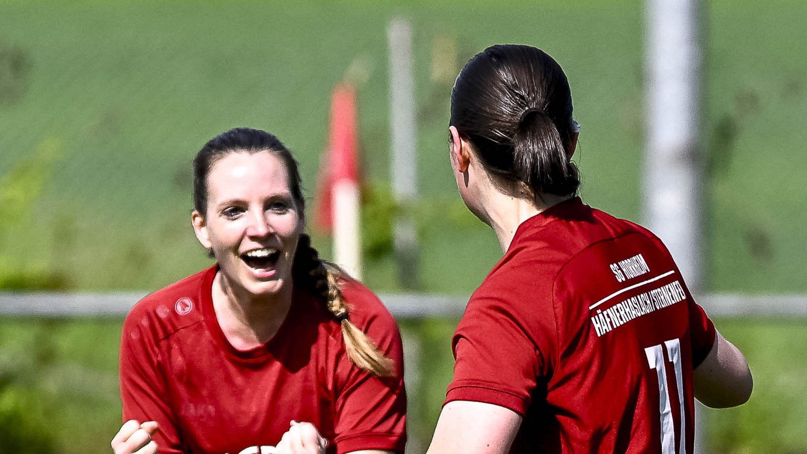 SG SV Horrheim SV Sternenfels TSV Häfnerhaslach (roter Dress) - TSV Schafhausen, 27.04.2025, Fußball, Frauen, Bezirksliga, Enz-Murr, Saison 2024 / 2025, Sabrina Feier (7 links) freut sich über das tor zum 1:2 durch Lara Nimmerfroh (11 vorne)