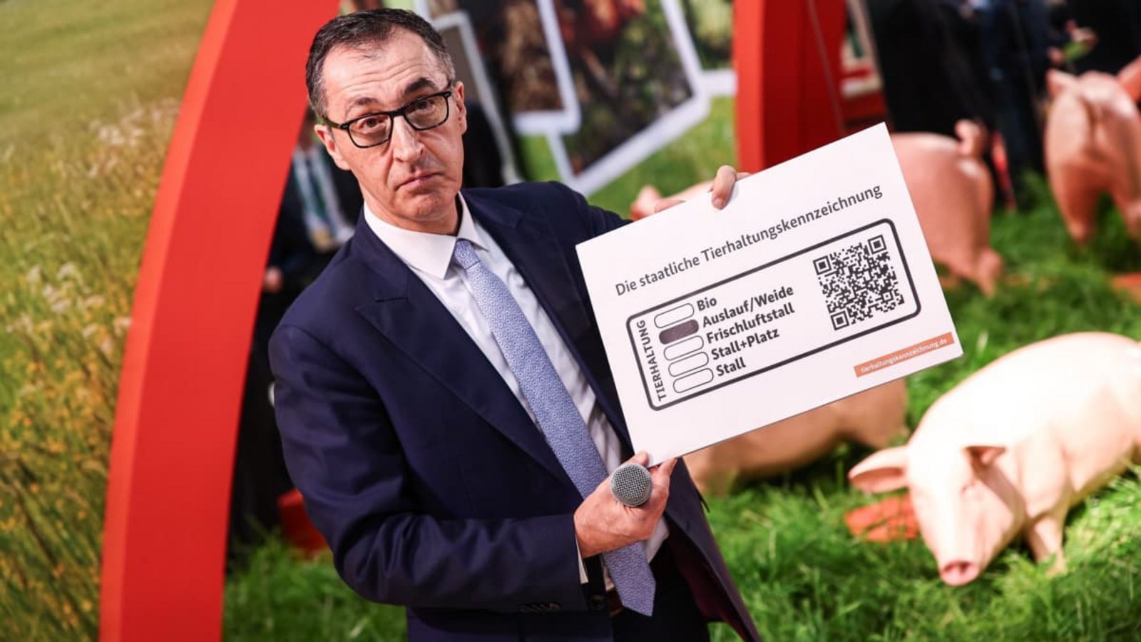 Das staatliche Tierhaltungskennzeichen war das Prestigeprojekt des ehemaligen Bundeslandwirtschaftsministers Cem Özdemir (Grüne). Doch das überarbeitete Gesetz der schwarz-roten Koalition könnte gegen EU-Recht verstoßen.Hannes Albert/dpa