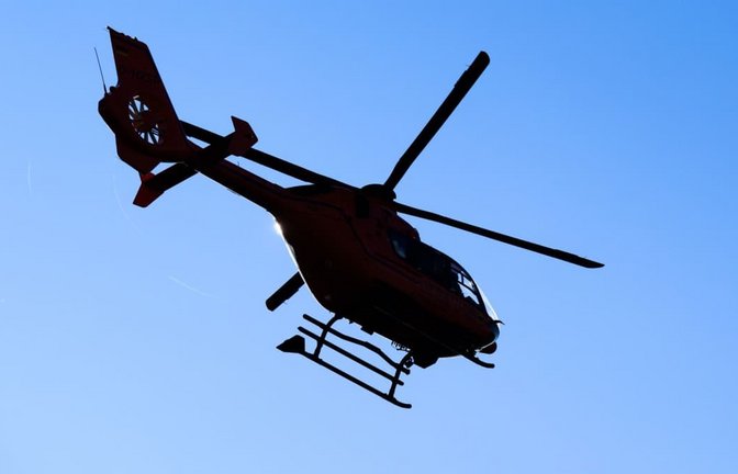Ein Rettungshubschrauber hat am Dienstag ein einjähriges Kind mit schweren Verletzungen in eine Klinik transportiert.<span class='image-autor'>Julian Stratenschulte/dpa</span>