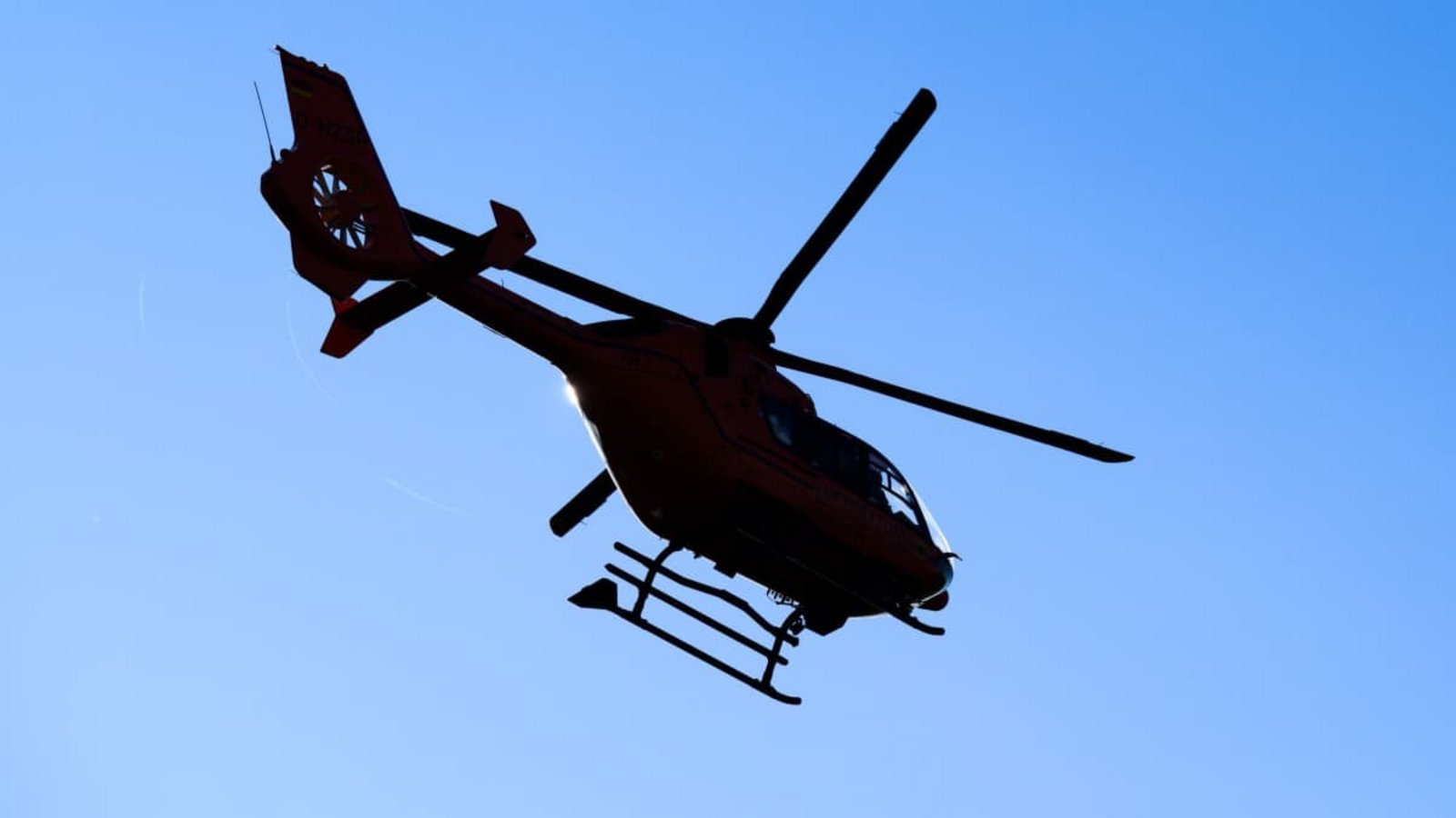 Ein Rettungshubschrauber hat am Dienstag ein einjähriges Kind mit schweren Verletzungen in eine Klinik transportiert.Julian Stratenschulte/dpa Ein Rettungshubschrauber hat am Dienstag ein einjähriges Kind mit schweren Verletzungen in eine Klinik transportiert.Julian Stratenschulte/dpa