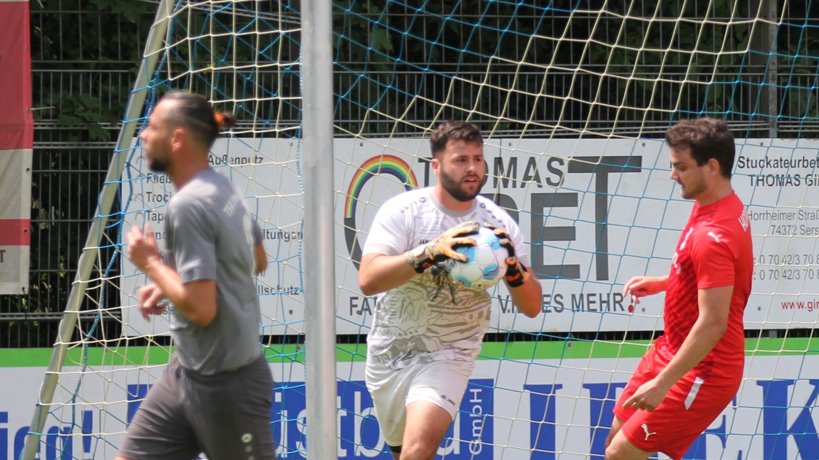 Semjön Röhlk (Mitte) möchte das Tor des TSV Enzweihingen in der ersten Runde des Bezirkspokals beim TSV Bönnigheim sauber halten. Foto: Dittrich Semjön Röhlk (Mitte) möchte das Tor des TSV Enzweihingen in der ersten Runde des Bezirkspokals beim TSV Bönnigheim sauber halten. Foto: Dittrich